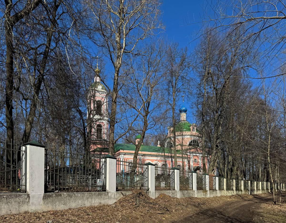 Общий вид с юго-запада, общий вид в ландшафте. Церковь Рождества Христова, Заозерье (Павлово-Посадский городской округ и г. Электрогорск, Московская область)