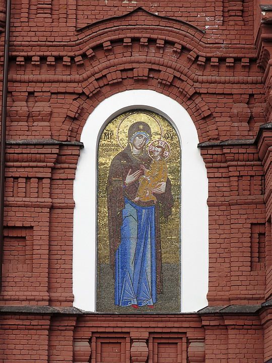 Церковь Тихвинской иконы Божией Матери, Ногинск (Богородский городской округ, Московская область). архитектурные детали, Мозаичный образ Тихвинской иконы Божией Матери на фасаде церкви.