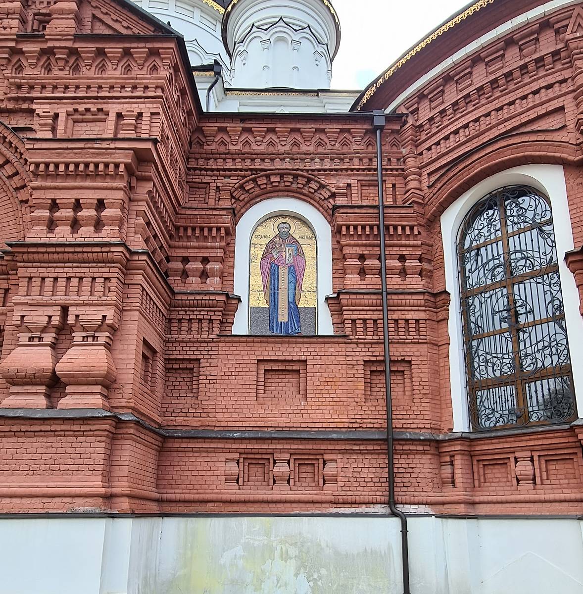 Фрагмент северного фасада, архитектурные детали. Церковь Тихвинской иконы Божией Матери, Ногинск (Богородский городской округ, Московская область)