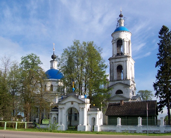 Стромынь. Церковь Успения Пресвятой Богородицы. общий вид в ландшафте