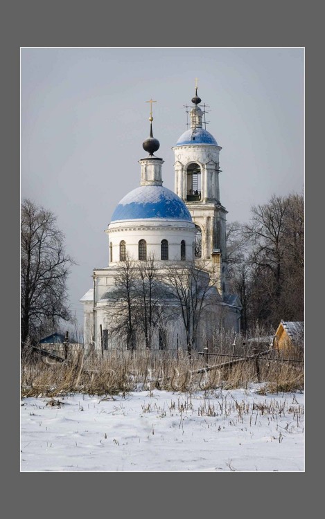 Стромынь. Церковь Успения Пресвятой Богородицы. общий вид в ландшафте