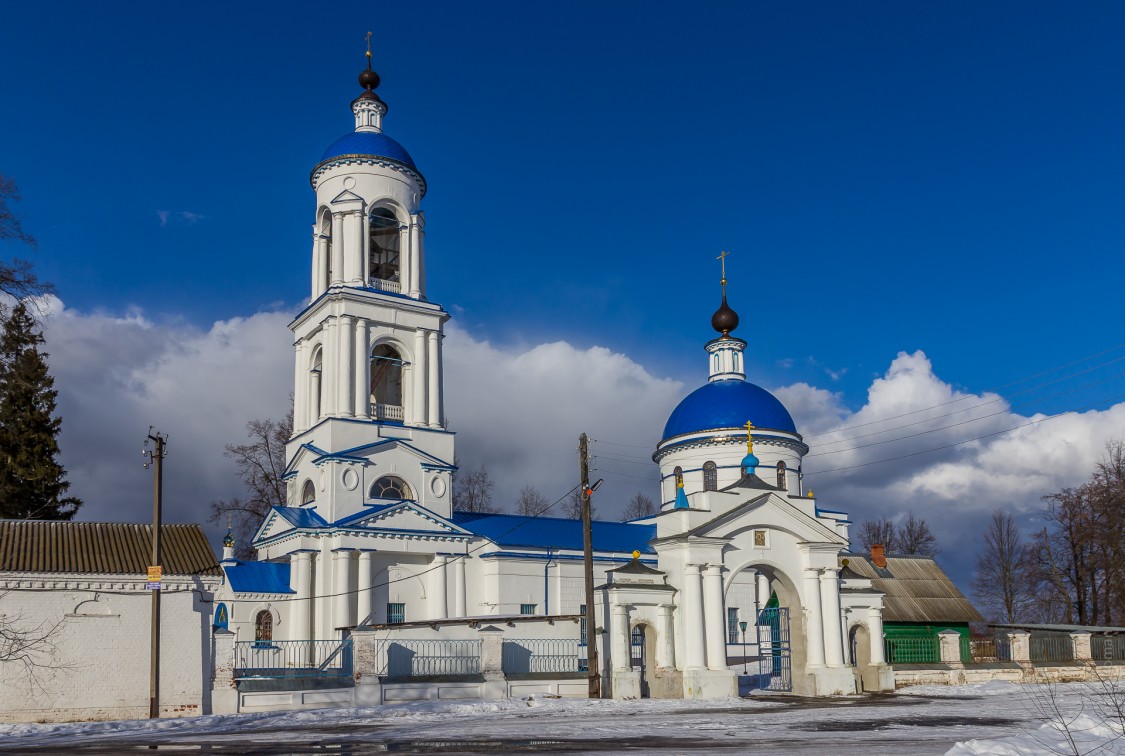 Стромынь. Церковь Успения Пресвятой Богородицы. общий вид в ландшафте