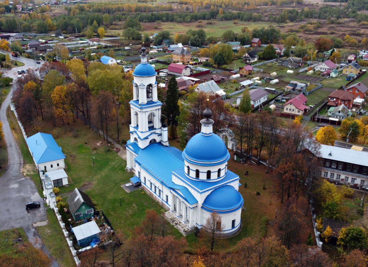 Стромынь. Церковь Успения Пресвятой Богородицы. общий вид в ландшафте