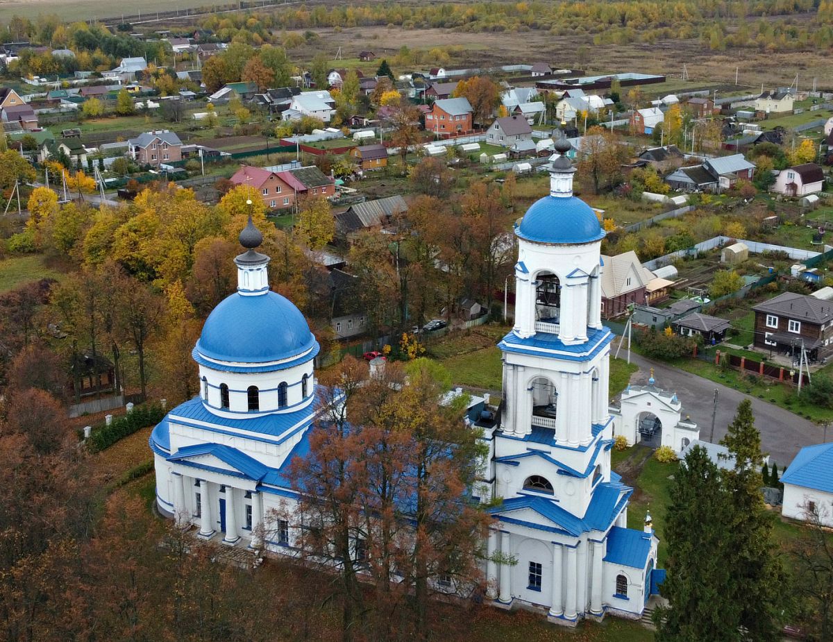 Стромынь. Церковь Успения Пресвятой Богородицы. общий вид в ландшафте