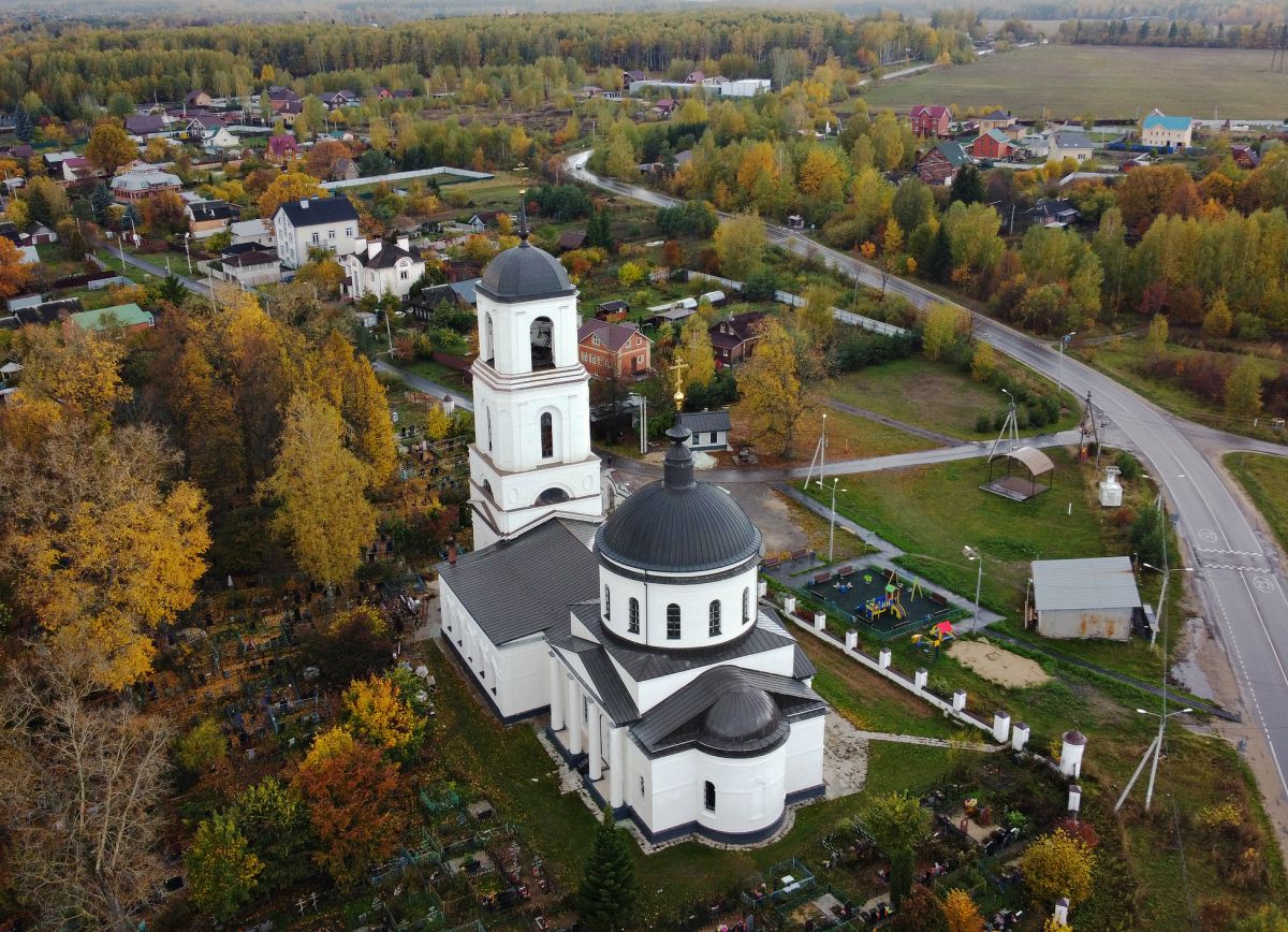 Новосергиево. Церковь Сергия Радонежского. общий вид в ландшафте