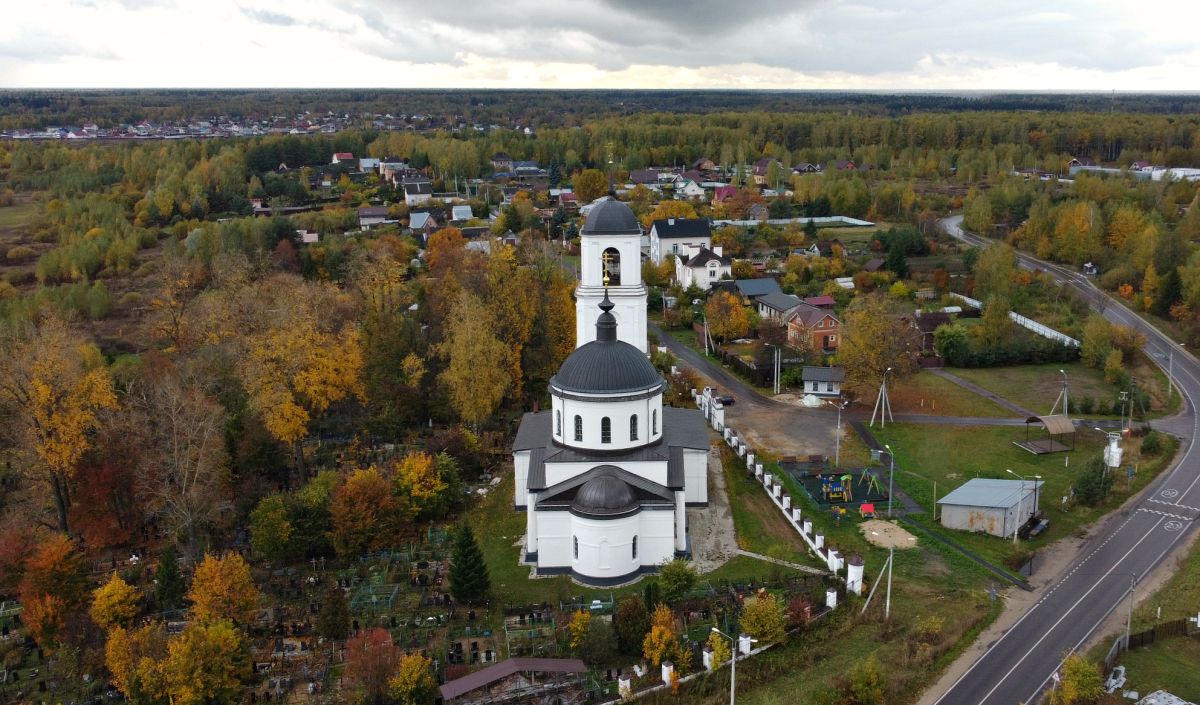 Новосергиево. Церковь Сергия Радонежского. общий вид в ландшафте