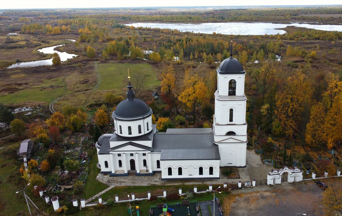 Новосергиево. Церковь Сергия Радонежского. общий вид в ландшафте