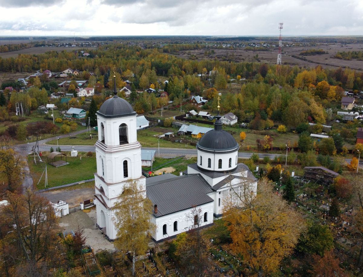 Новосергиево. Церковь Сергия Радонежского. общий вид в ландшафте