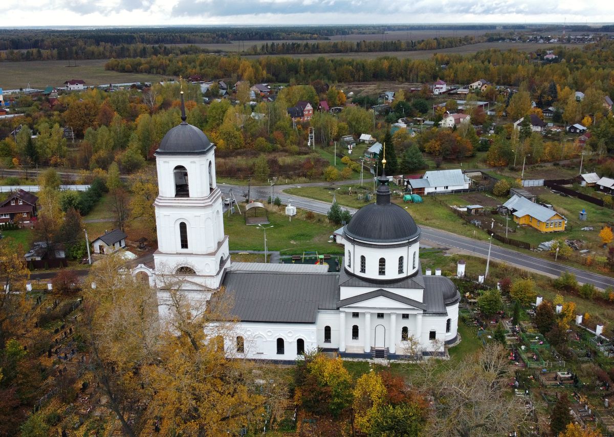 Новосергиево. Церковь Сергия Радонежского. общий вид в ландшафте