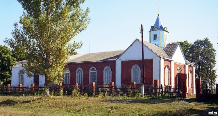 Церковь Троицы Живоначальной, Охочее (Берестинский район, Украина, Харьковская область). общий вид в ландшафте, Часть храма - 17век.
Достраивался в 19веке.
В настоящее время восстанавливается.