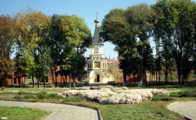 Часовня Спаса Нерукотворного Образа, Велетень (Спасов Скит) (Чугуевский район, Украина, Харьковская область). общий вид в ландшафте, Часовня на месте крушения императорского поезда в 1888г.