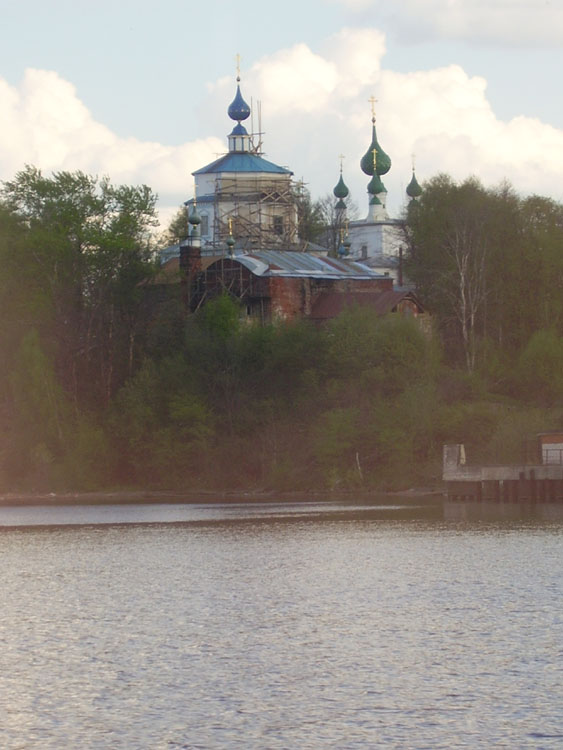 Кинешма. Храмовый комплекс. Церкви Успения Пресвятой Богородицы и Рождества Христова. фасады, Вид с Волги, с прогулочного парохода.