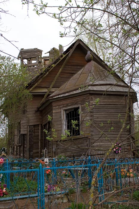 Церковь Николая Чудотворца, Заозерье (Лужский район, Ленинградская область). фасады, Вид с территории кладбища