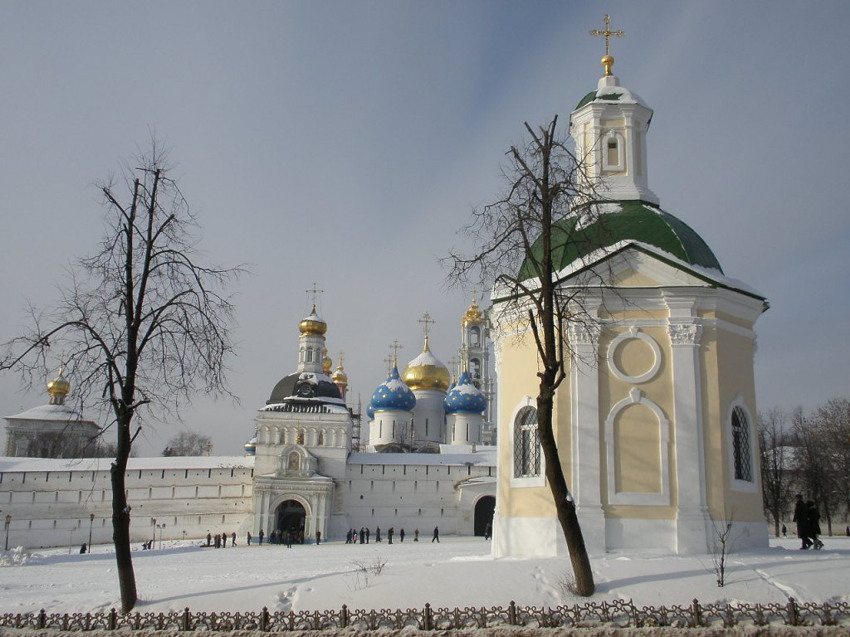 Красногорская часовня, Сергиев Посад (Сергиево-Посадский городской округ, Московская область). общий вид в ландшафте, Вид с востока, на заднем плане Троице-Сергиева Лавра
