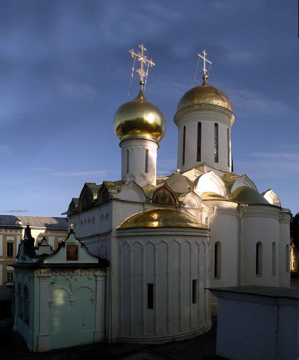 Троице-Сергиева Лавра. Собор Троицы Живоначальной, Сергиев Посад (Сергиево-Посадский городской округ, Московская область). фасады, Рано утром. Никоновский придел (купол слева) и Троицкий собор (правый купол).