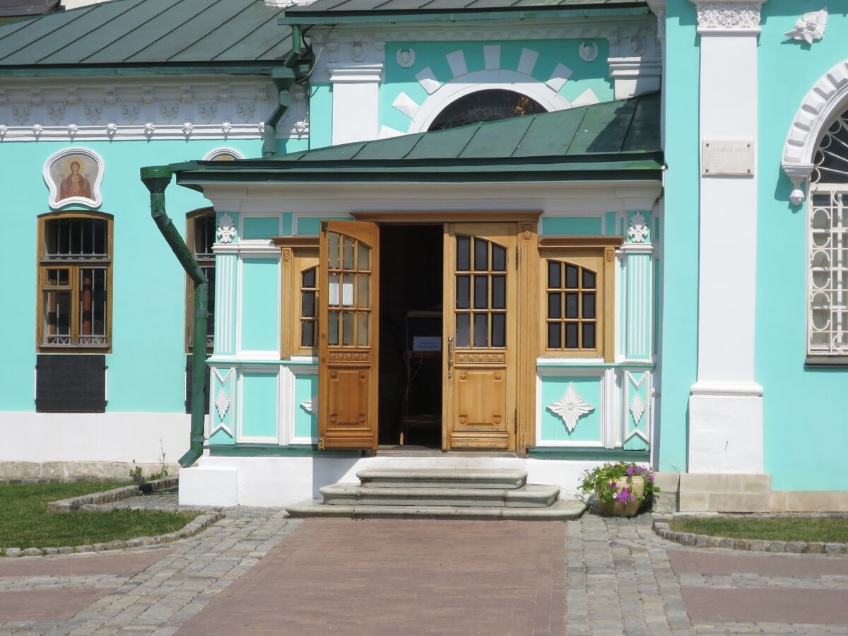 Троице-Сергиева Лавра. Собор Троицы Живоначальной, Сергиев Посад (Сергиево-Посадский городской округ, Московская область). архитектурные детали, Вход в Серапионову палату (южная пристройка Троицкого собора)