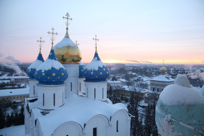 Сергиев Посад. Троице-Сергиева Лавра. Собор Успения Пресвятой Богородицы. архитектурные детали, Вид на купола с третьего яруса колокольни на рассвете.