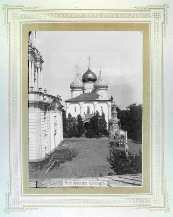 Троице-Сергиева Лавра. Собор Успения Пресвятой Богородицы, Сергиев Посад (Сергиево-Посадский городской округ, Московская область). архивная фотография, Фото начала ХХ века. Альбом  «Виды Свято-Троицкой Сергиевой Лавры» http://andcvet.narod.ru/serg_l/SERG.html и http://andcvet.narod.ru/serg_l/sam1.html 