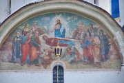 Троице-Сергиева Лавра. Собор Успения Пресвятой Богородицы, Наружная роспись закомары:"Успение Пресвятой Богородицы"<br>, Сергиев Посад, Сергиево-Посадский городской округ, Московская область