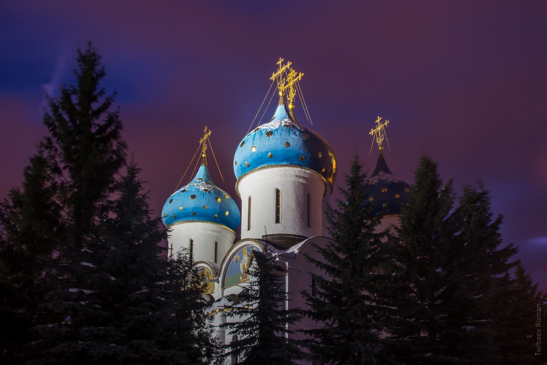 Троице-Сергиева Лавра. Собор Успения Пресвятой Богородицы, Сергиев Посад (Сергиево-Посадский городской округ, Московская область). художественные фотографии, В ночной подсветке