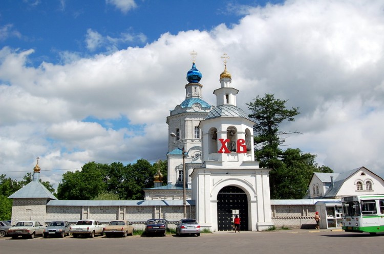 Видное. Церковь Успения Пресвятой Богородицы в Таболове. общий вид в ландшафте