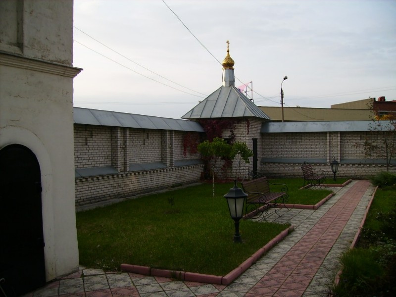 Церковь Успения Пресвятой Богородицы в Таболове, Видное (Ленинский городской округ, Московская область). дополнительная информация, Внутренний  дворик  храма.  Угловая  башня