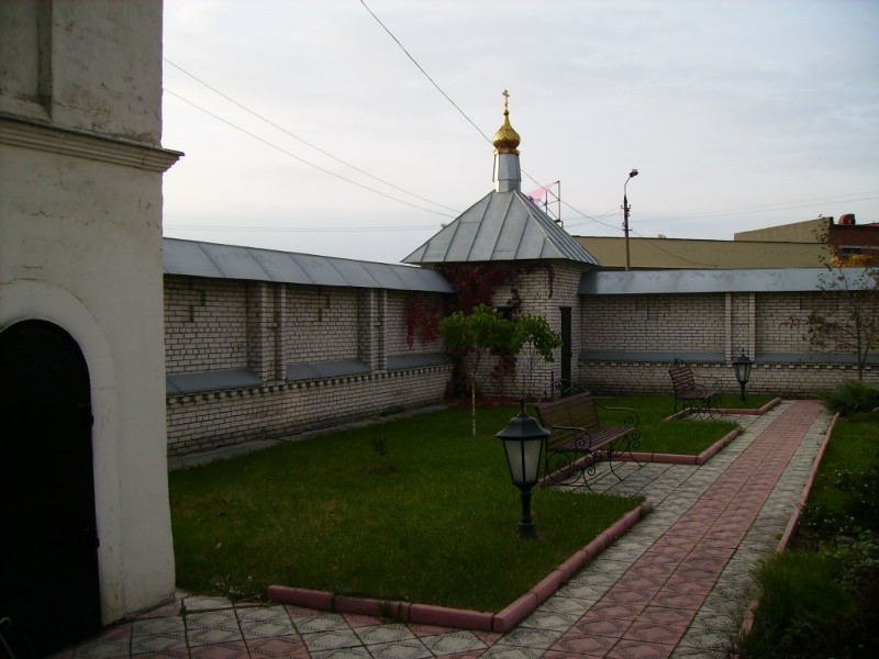 Видное. Церковь Успения Пресвятой Богородицы в Таболове. дополнительная информация, Внутренний  дворик  храма.  Угловая  башня