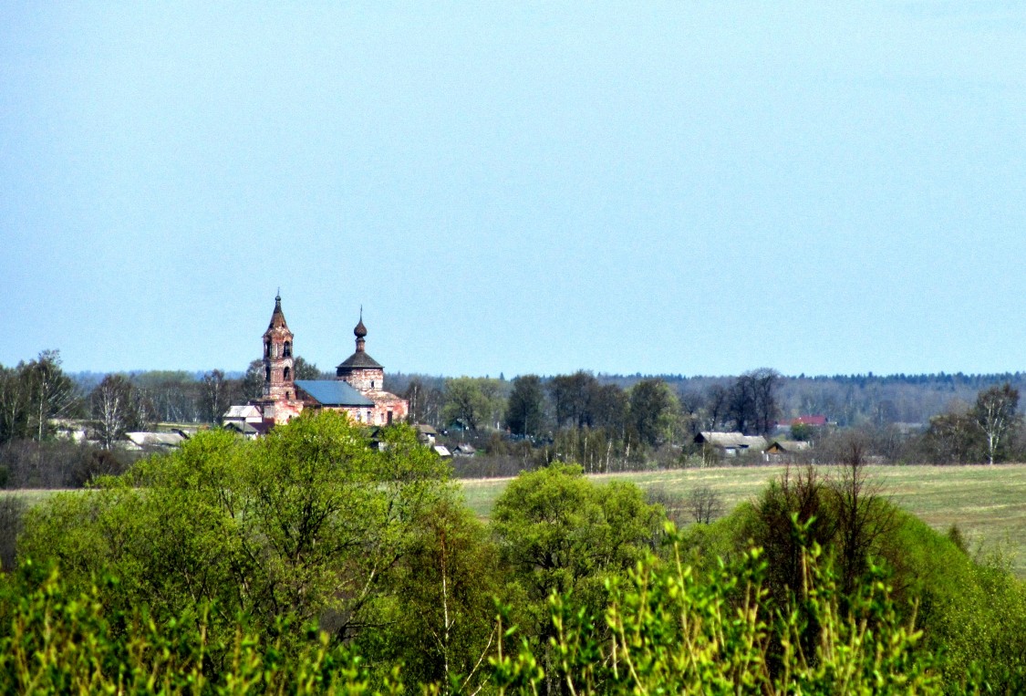 Церковь Рождества Христова, Рождествено (Некрасовский район, Ярославская область). общий вид в ландшафте, вид с колокольни церкви в Новых Липках (2,6 км к югу)