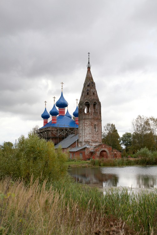 Кувакино. Церковь Михаила Архангела. общий вид в ландшафте