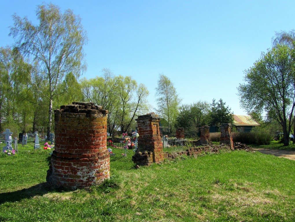 Церковь Михаила Архангела, Кувакино (Некрасовский район, Ярославская область). дополнительная информация, фрагменты ограды к югу от церкви