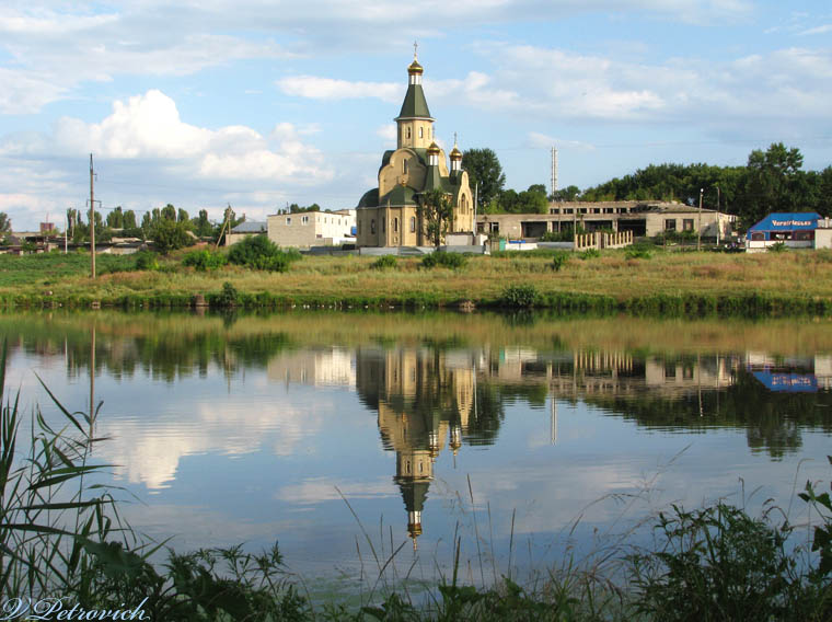 Хроли. Церковь Николая Чудотворца. общий вид в ландшафте