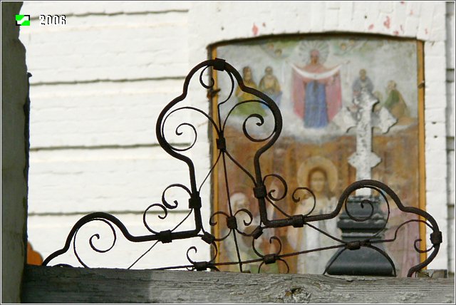 Николополье. Церковь Николая Чудотворца. дополнительная информация, Один из крестов окружающего церковь кладбища