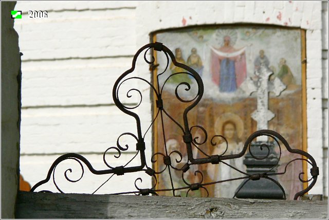Церковь Николая Чудотворца, Николополье (Гусь-Хрустальный район и г. Гусь-Хрустальный, Владимирская область). дополнительная информация, Один из крестов окружающего церковь кладбища