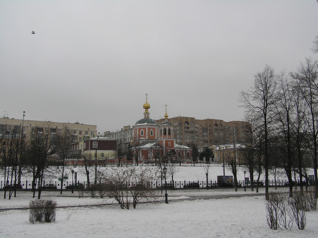 Мещанское подворье. Церковь Троицы Живоначальной в Троицкой слободе, Мещанский (Центральный административный округ (ЦАО), г. Москва). общий вид в ландшафте