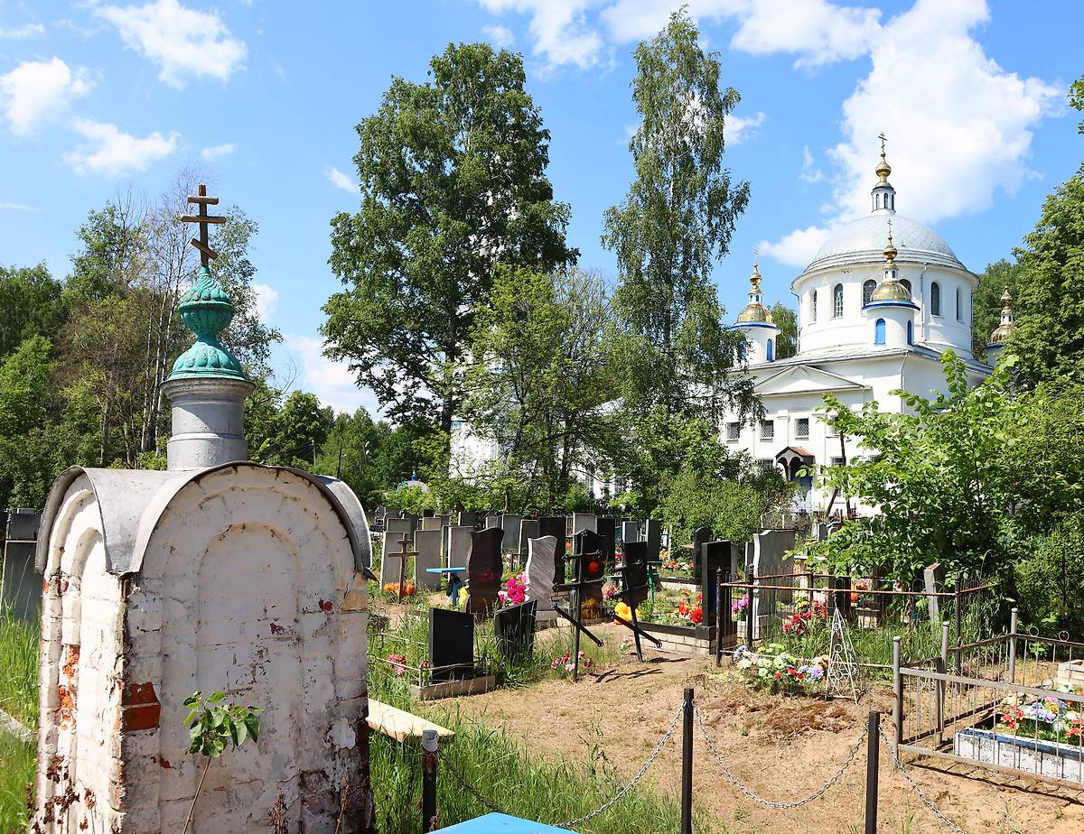 На первом плане часовня на месте первоначальной деревянной церкви, на втором плане Троицкая церковь, дополнительная информация. Церковь Троицы Живоначальной, Эрлекс (Гусь-Хрустальный район и г. Гусь-Хрустальный, Владимирская область)