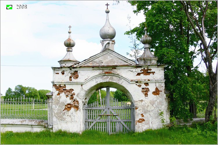 Палищи. Церковь Илии Пророка. дополнительная информация, Северные ворота ограды, вид с территории церкви