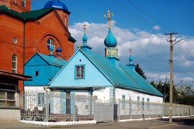 Церковь Смоленской иконы Божией Матери, Лозовая (Лозовской район, Украина, Харьковская область). фасады, Временный храм на фоне нового, строящегося.