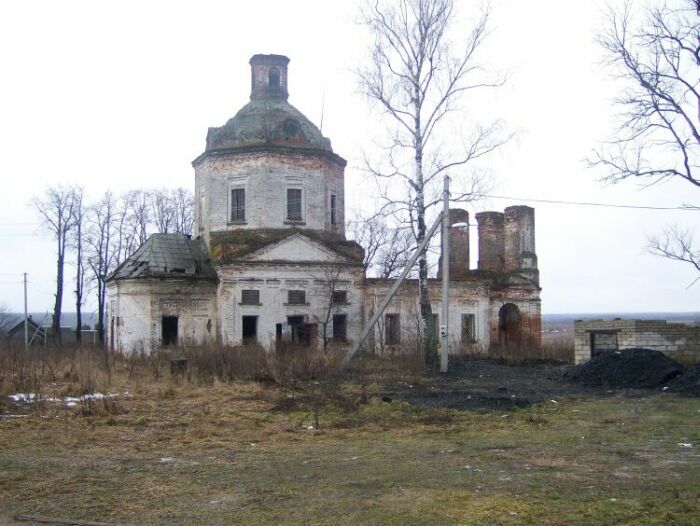 Новлянское. Церковь Покрова Пресвятой Богородицы. фасады, Вид от въезда в село