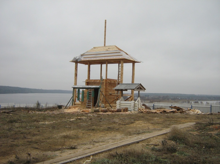 Церковь Николая Чудотворца, Никола-на-Мере (Заволжский район, Ивановская область). дополнительная информация, Благодаря меценатам и благодетелям, на территории храма возводится временная, деревянная колокольня. Эта колокольня расположена на месте колокольни Храма Рождества Христова. С 7 по 11 декабря на колокольню будут повешены колокола.