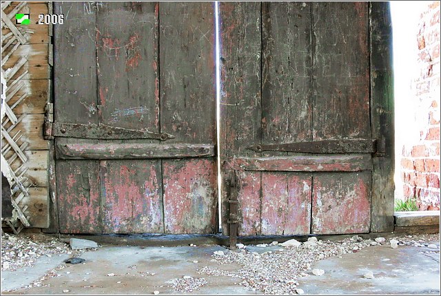 Новое. Церковь Николая Чудотворца. интерьер и убранство, Северная входная дверь в интерьере, видны остатки первоначальной окраски железным суриком