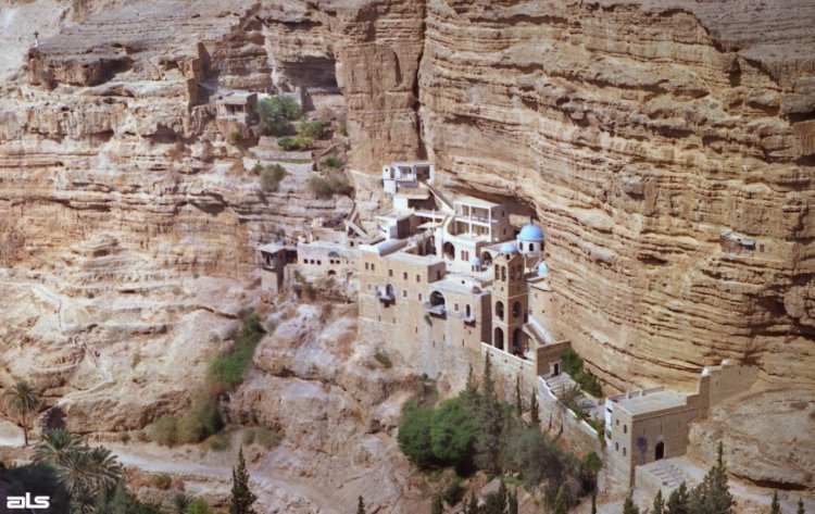 Иудейская пустыня, Вади Кельт (Нахаль Прат). Монастырь Георгия Хозевита. общий вид в ландшафте