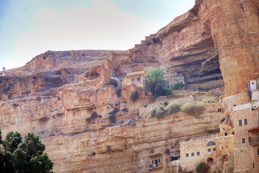 Иудейская пустыня, Вади Кельт (Нахаль Прат). Монастырь Георгия Хозевита. общий вид в ландшафте, Самая верхняя (западная) часть монастыря с характерной двухъярусной 