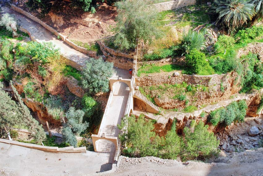 Иудейская пустыня, Вади Кельт (Нахаль Прат). Монастырь Георгия Хозевита. фасады, Монастырский мост через поток Прат. Восстановлен в 1995 г. Вид с севера (и немного сверху).