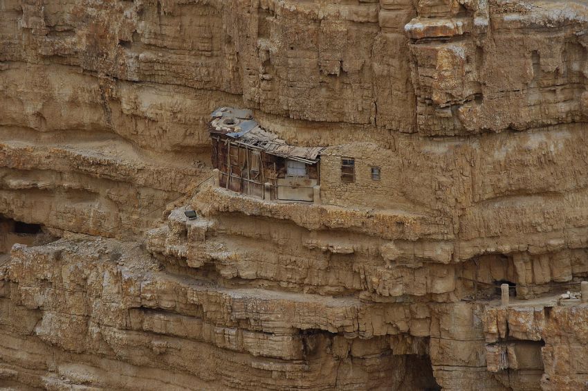 Иудейская пустыня, Вади Кельт (Нахаль Прат). Монастырь Георгия Хозевита. общий вид в ландшафте, Древние кельи обители Георгия Хозевита в Иудейской пустыне (Палестинская автономия). Современные постройки обители расположены рядом, в глубоком ущелье.