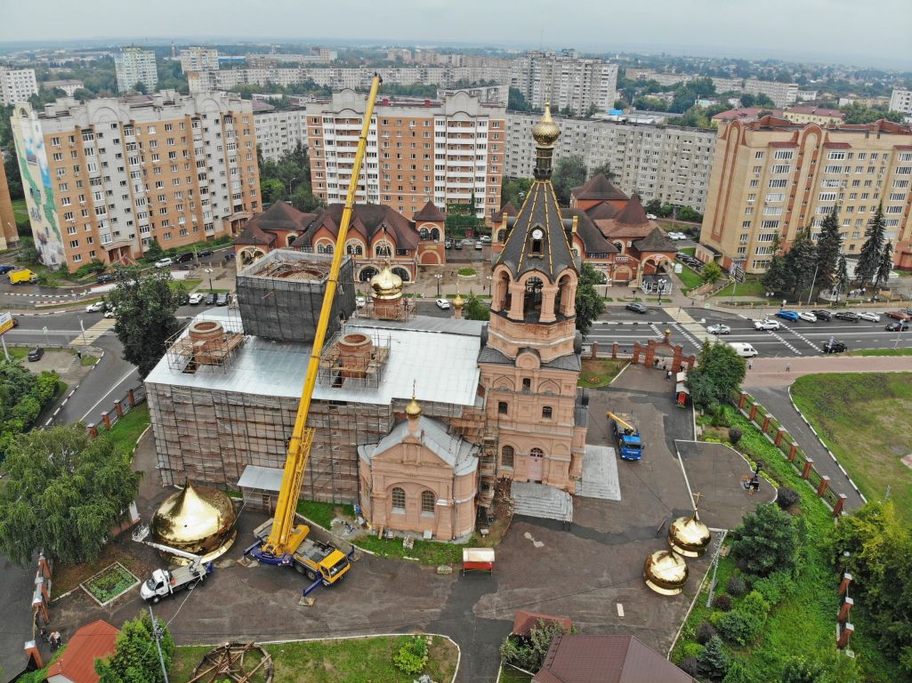 Собор Троицы Живоначальной, Раменское (Раменский район и гг. Бронницы, Жуковский, Московская область). документальные фотографии, Водружение куполов 12.08.2021