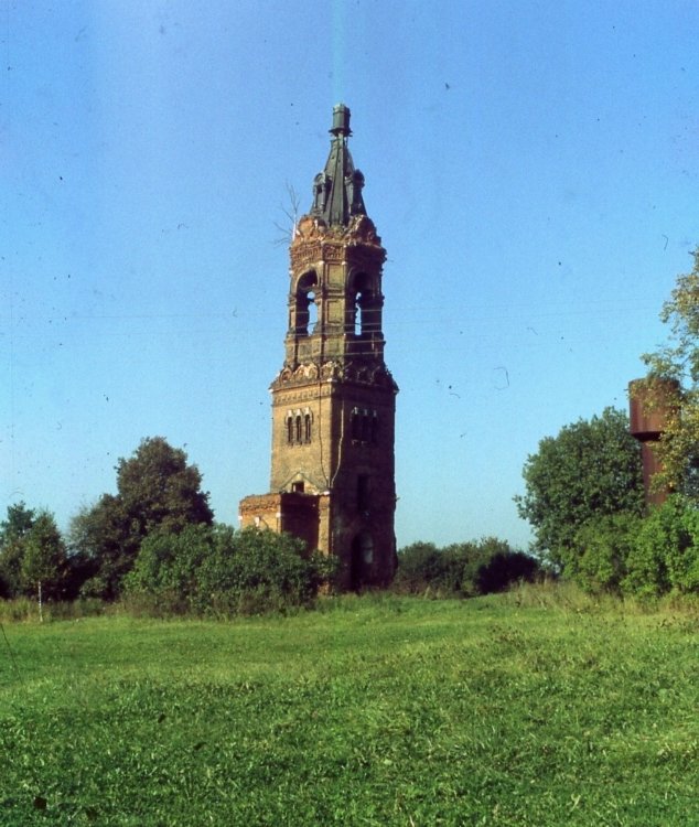Рождества Христова, колокольня церкви, Языково (Дмитровский городской округ, Московская область). общий вид в ландшафте