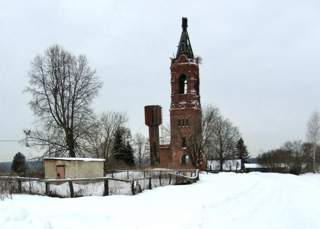 Языково. Колокольня церкви Рождества Христова. общий вид в ландшафте