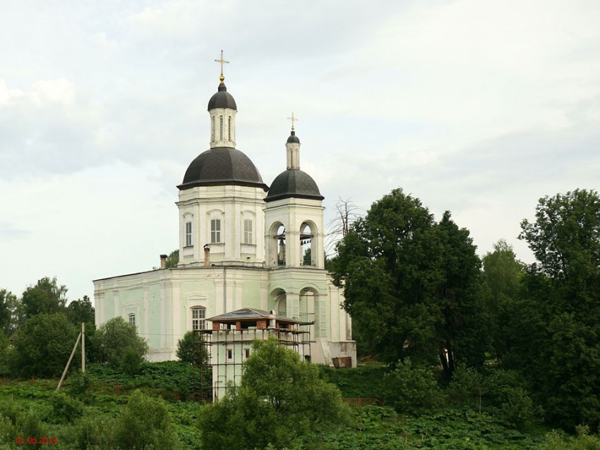 Ельдигино. Церковь Троицы Живоначальной. общий вид в ландшафте