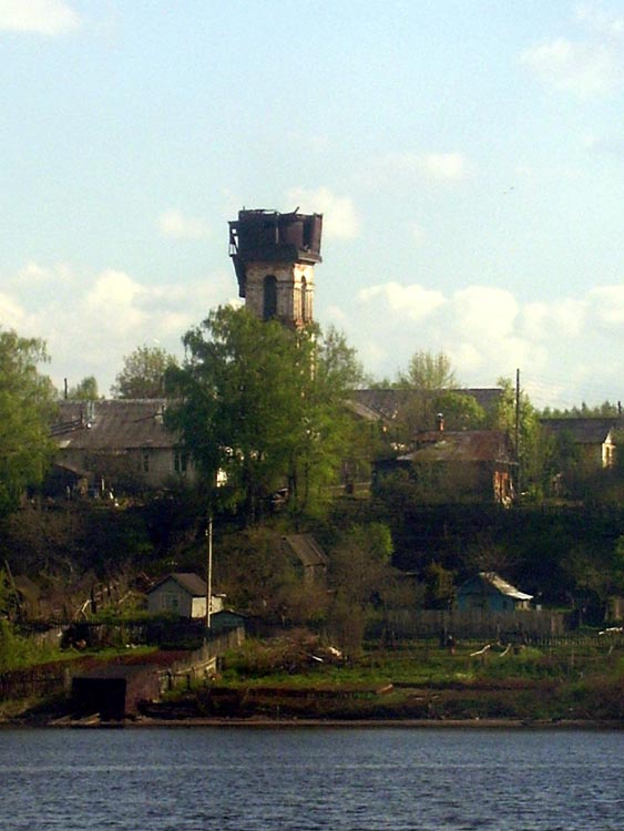 Колокольня церкви Иоанна Богослова, Октябрьский (Кинешемский район, Ивановская область). общий вид в ландшафте, Колокольня в селе Октябрьский Кинешемского района Ивановской области, длительное время использовалась в качестве водонапорной башни для колонии осужденных.