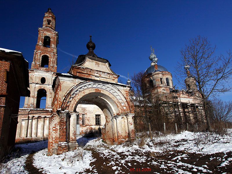 Воскресенское. Церковь Воскресения Словущего. фасады, Ворота